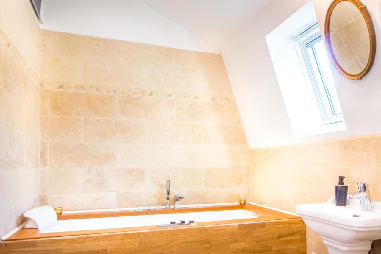 Jacuzzi - La Petite Romantique - Flobnb ล็อง ภายนอก รูปภาพ