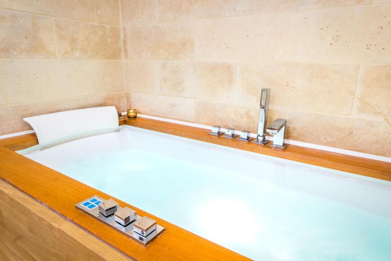 Jacuzzi - La Petite Romantique - Flobnb ล็อง ภายนอก รูปภาพ