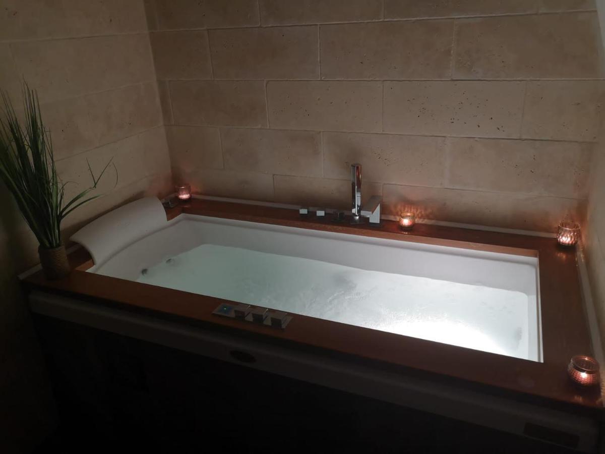 Jacuzzi - La Petite Romantique - Flobnb ล็อง ภายนอก รูปภาพ